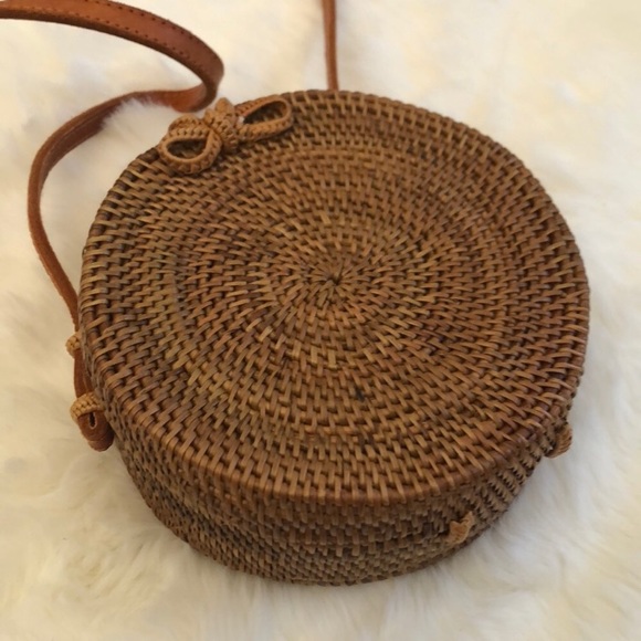 Brand new-Round rattan purse with leather strap. - Picture 2 of 8